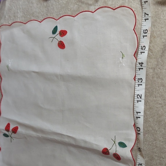 Vintage Placemats  Cream Red Appliques and Embroidered Scalloped Edges - Picture 11 of 11